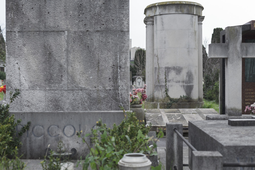 La tomba della famiglia Rogers al cimitero di Sant'Anna a Trieste. Due semplici croci latine, in marmo rosa e verde, in contrasto con i volumi e la verticalità degli altri monumenti funebri circostanti (Foto: Fabrizio Giraldi)